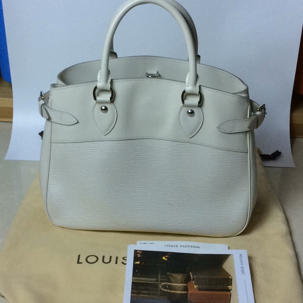 Preowned Louis Vuitton Passy Epi Leather Handbag